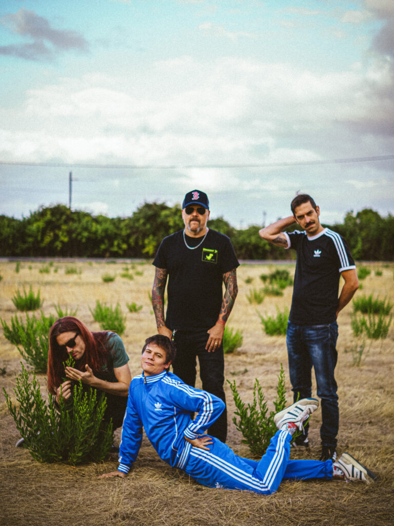 TOBOGÁN posando en un campo de secano