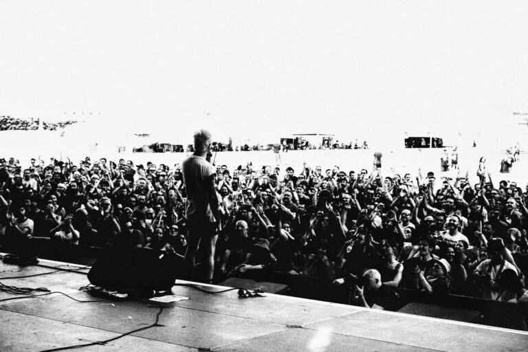 TOBOGÁN tocando en un festival frente a la multitud, en blanco y negro